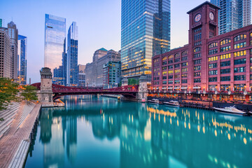 Fototapeta premium Chicago Downtown Cityscape with Chicago River at Dusk
