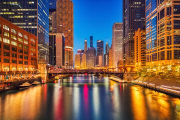 Obraz premium Chicago Downtown Cityscape with Chicago River at Dusk