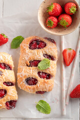 Delicious and sweet strawberry yeast cake with crumble and glaze.