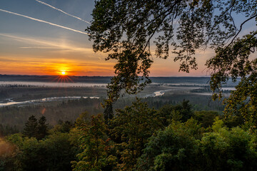 Blick von Schlederloh auf den Sonnenaufgang im Alpenvorland