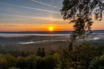 Blick von Schlederloh auf den Sonnenaufgang über den Isarauen