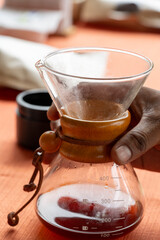 Cafetera Chemex con café recién preparado