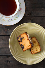 パウンドケーキ　木目テーブル　カフェ