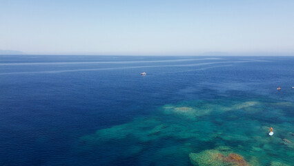 Playa azul y lanchas que esperan el surf. Un azul esmeralda es hermoso y claro como el agua
