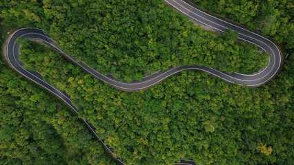 carreteras verdes que son en líneas espaciosas y magnificas. 