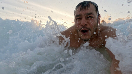 El surf es vida, y aquí en las olas surfeando me siento libre y abierto de bailar con el mar