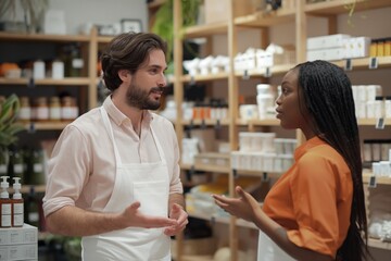 Obraz premium Salesman assisting customer in store, friendly vendor interaction concept