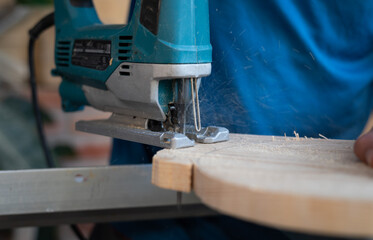 cortando madera con sierra de calar, tabla de picar carpintería 