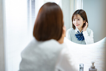 髪の毛を見る女子高生