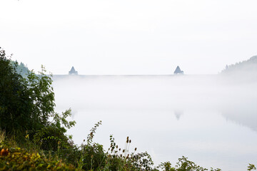 Das Überlaufbecken Möhnesee, Möhnetalsperre in Günne am frühen Morgen, 2023 