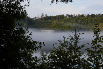 Das Überlaufbecken Möhnesee, Möhnetalsperre in Günne am frühen Morgen, 2023 