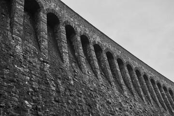 Das &Uuml;berlaufbecken M&ouml;hnesee, M&ouml;hnetalsperre in G&uuml;nne am fr&uuml;hen Morgen, 2023 