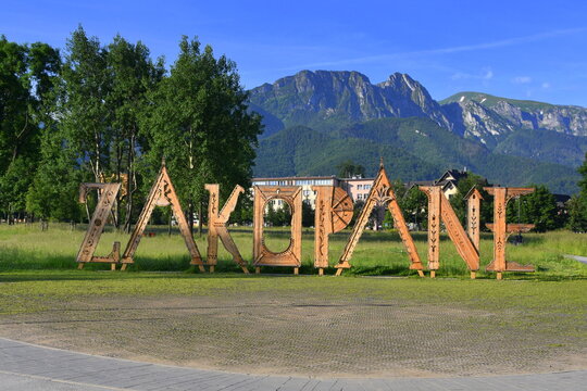 Miasto Zakopane, Napis na tle Tatr, R&oacute;wień Krupowa, Małopolska, Polska, Europa, 
