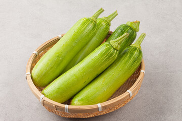  An annual vine of the gourd family. The vine has a pentagonal cross-section and grows by wrapping with tendrils.