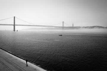 Fototapeta premium Brücke des 25. April (Ponte 25 de Abril) in Lissabon, Portugal