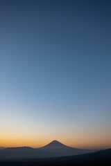 夕暮れに見られる富士山の美しいシルエットBeautiful silhouette of Mt. Fuji seen at dusk