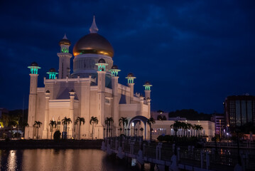 ブルネイダルサラームにあるオールドモスクのとても美しい夜景A very beautiful night view of the Old Mosque in Brunei Darussalam
