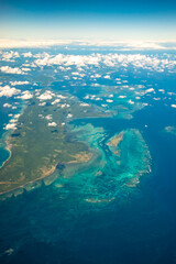 飛行機から眺める美しいエメラルドブルーの海風景Beautiful emerald blue seascape seen from an airplane