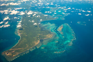 Obraz premium 飛行機から眺める美しいエメラルドブルーの海風景Beautiful emerald blue seascape seen from an airplane