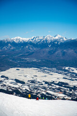 美しい雪山と晴天のゲレンデBeautiful snowy mountains and sunny slopes