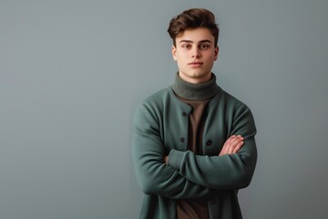 Obraz premium Confident young man in casual attire standing with arms crossed, isolated.