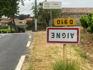 Aigne, pancarte renversée en protestation à la politique agricole qui marche la tête à l'envers