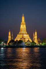 Fototapeta premium バンコクにあるワット・アルンのとても美しい夜景Beautiful night view of Wat Arun in Bangkok
