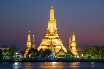 バンコクにあるワット・アルンのとても美しい夜景Beautiful night view of Wat Arun in Bangkok