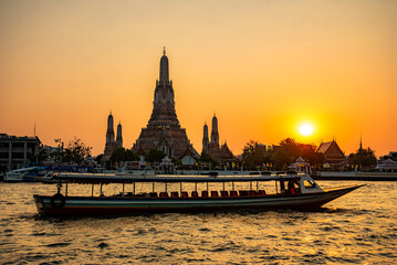 バンコクにあるワット・アルンのとても美しい夕焼け風景Beautiful sunset scenery at Wat Arun in Bangkok