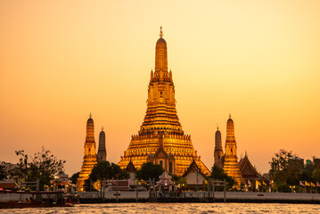 Fototapeta premium バンコクにあるワット・アルンのとても美しい夕焼け風景Beautiful sunset scenery at Wat Arun in Bangkok