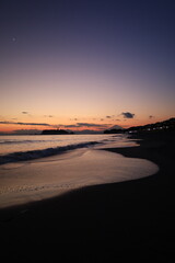 鎌倉　七里ヶ浜の海岸がオレンジ色に染まる夕景　江ノ島と富士山のシルエット