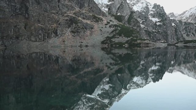 Wsch&oacute;d słońca w g&oacute;rach. Tatry Wysokie, piękne lustrzane odbicie w toni Czarnego Stawu z widokiem na otaczające szczyty g&oacute;rskie.
