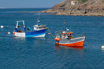 deux chalutiers dans le port du Conquet, Bretagne	
