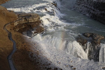 Imposanter Wasserfall in der isländischen Wildnis