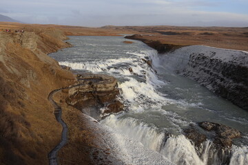 Imposanter Wasserfall in der isländischen Wildnis