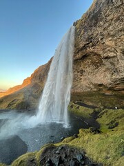 Imposanter Wasserfall in der isländischen Wildnis