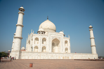 Fototapeta premium 人生で一度は行ってみたいタージマハルのとても美しい風景The beautiful scenery of the Taj Mahal that you should visit at least once in your life