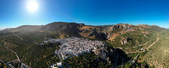 vista aérea del municipio de Zuheros en la provincia de Córdoba, Andalucía