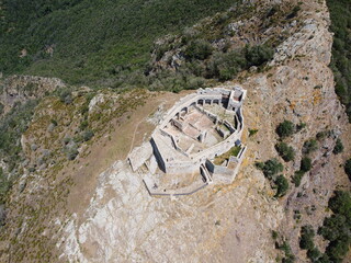 Vista aerea della fortezza del Volterraio all'isola d'Elba, il castello più antico dell'isola.