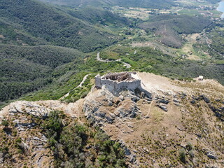 Vista aerea della fortezza del Volterraio all'isola d'Elba, il castello più antico dell'isola.
