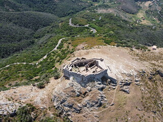 Vista aerea della fortezza del Volterraio all'isola d'Elba, il castello più antico dell'isola.