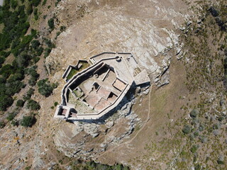 Vista aerea della fortezza del Volterraio all'isola d'Elba, il castello più antico dell'isola.