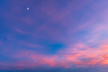 Obraz premium 夕焼けと月