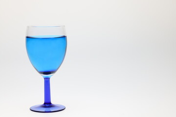 blaue Flüssigkeit in Weinglas