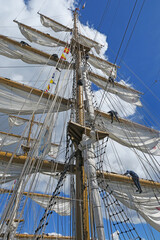 Obraz premium Sailors in the rigg of a clipper with square sails - Arbeiten im Rigg eines Großseglers - seamanship