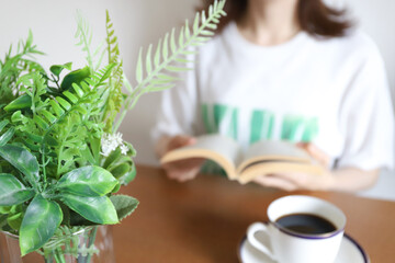 読書をする女性