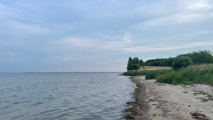 Blick über den Strand neben Feldern
