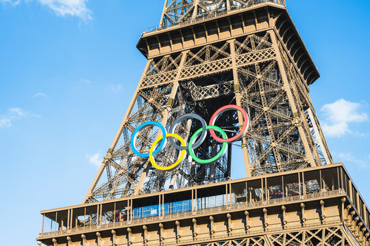 Paris 2024 : anneaux olympiques sur la Tour Eiffel, pour les JO d&rsquo;&eacute;t&eacute; de Paris