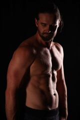 Fototapeta premium muskulöser Mann ohne Shirt vor schwarzem Hintergrund
