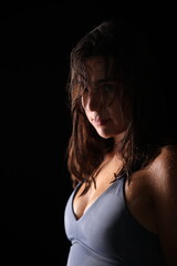 Obraz premium junge Frau im Fitness Outfit mit nassen Haaren schaut in Kamera